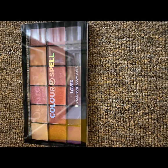 Eyeshadow palette - Picture 2 of 3